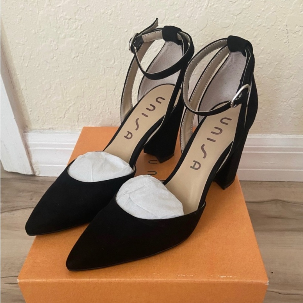 Like NEW Unisa Unmyia Black MicroSuede Block Heel.